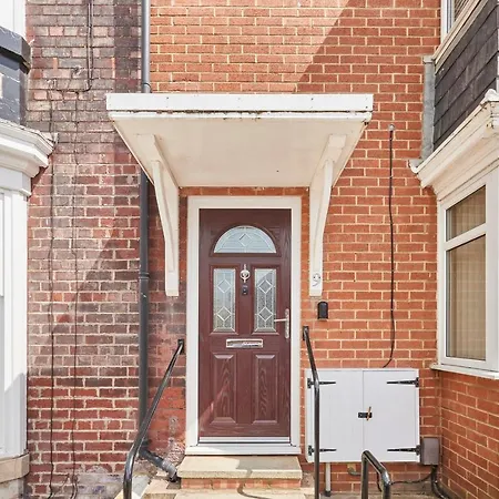 Host & - Pearl Street