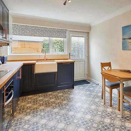 Host & - Pearl Street